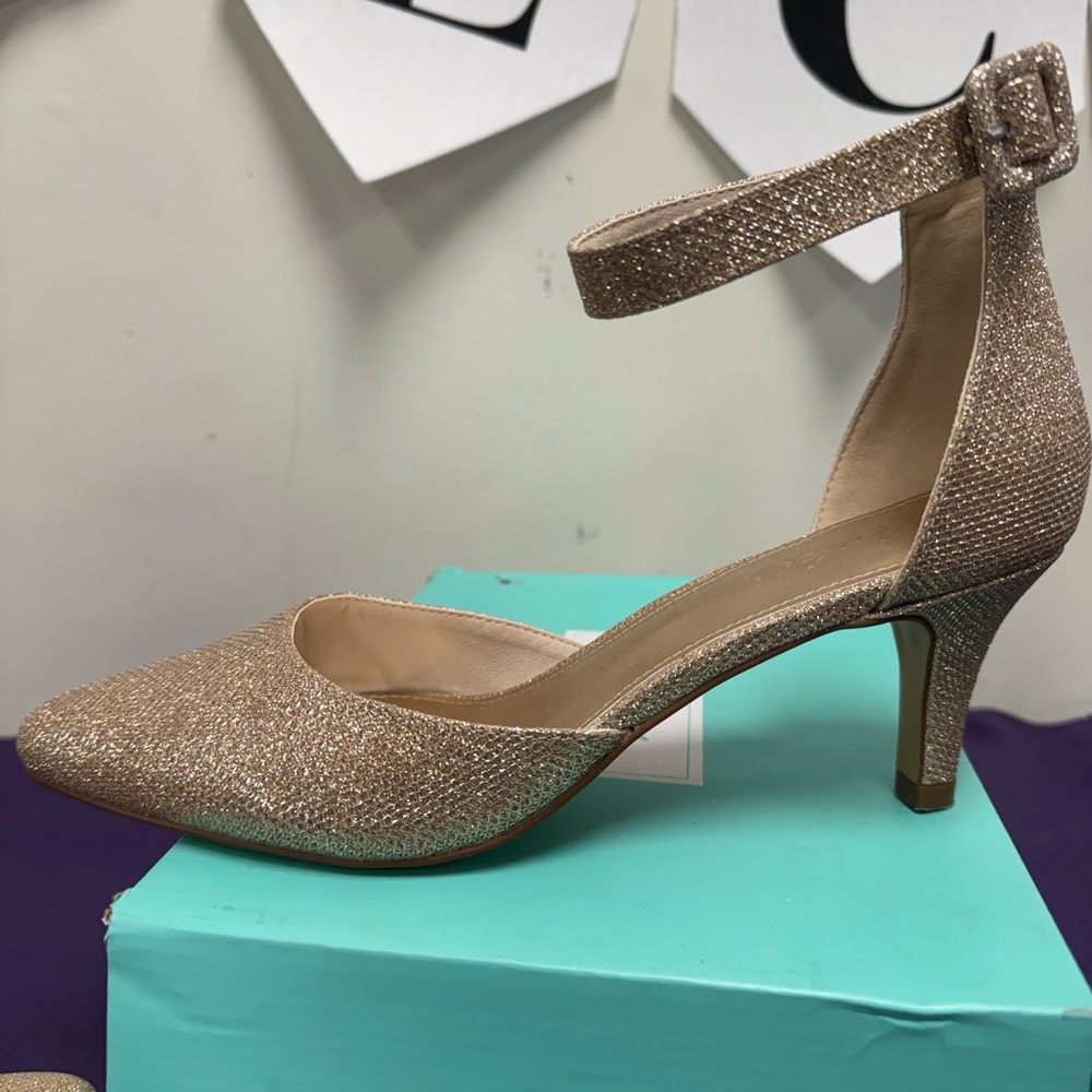 Woman’s low heel pump with closed toe
